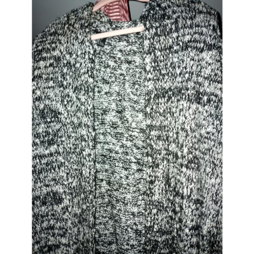 Black, gray and white marble print whool sweater